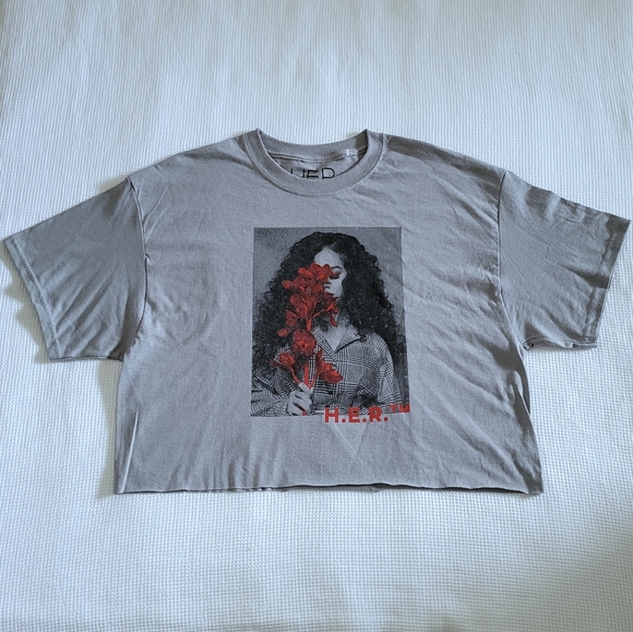 Goodie Two✌ Sleeves H.E.R. (Gabriella Sarmiento Wilson)🎤 Graphic Tee👕 - NWT - Picture 9 of 13